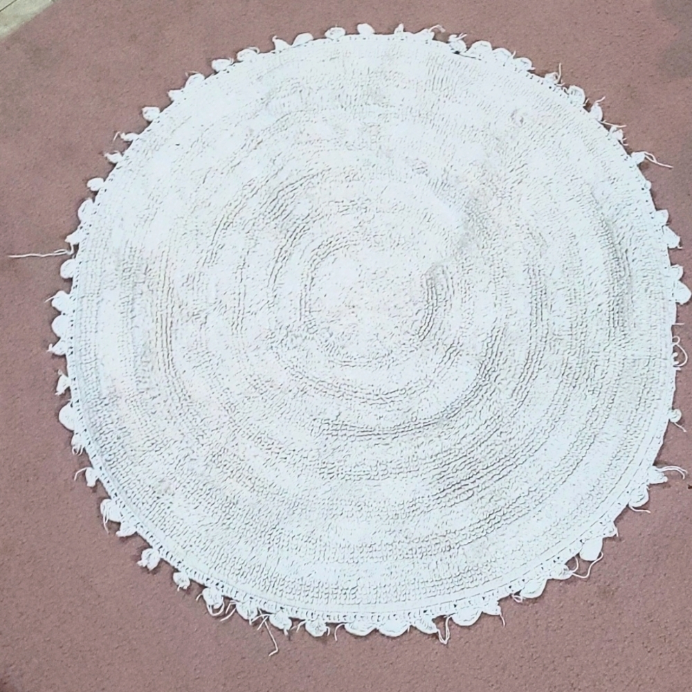round white rug